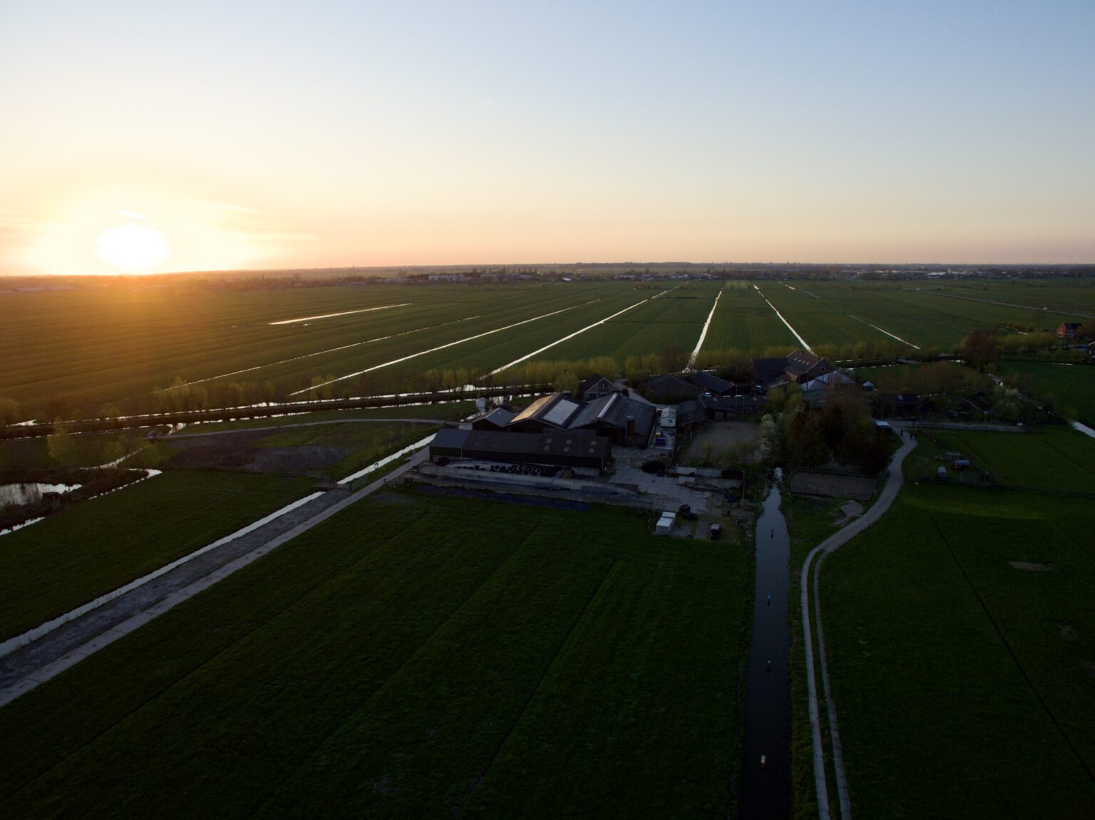 Het erf bij Montfoort vanuit de lucht, midden in het Groene Hart