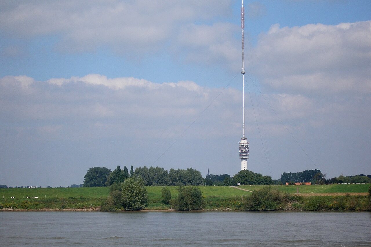 De Gerbrandytoren bij Lopik, gezien over de Lek