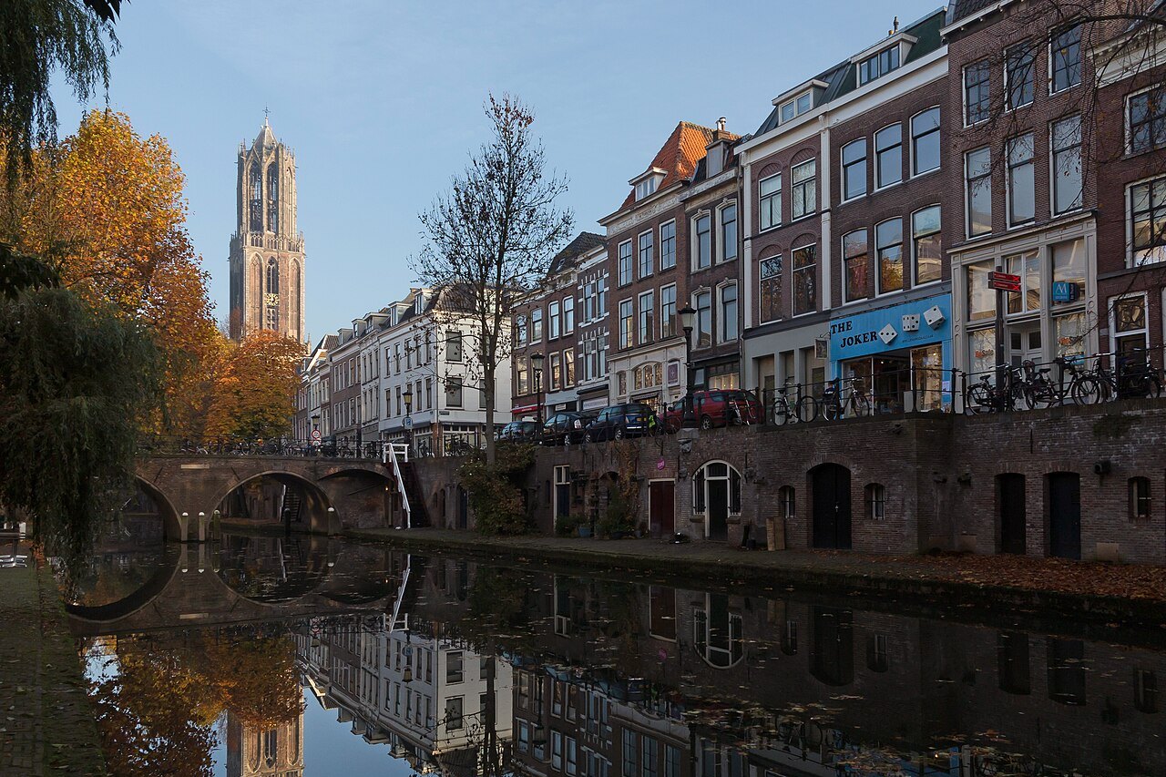 De Domtoren vanaf de Oudegracht in Utrecht